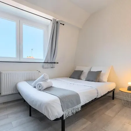 4 Bedroom & 4 Bathroom House Near Parc Barbieux Affittacamere 2*