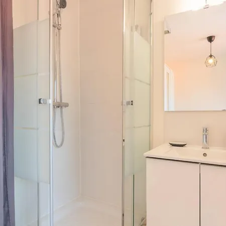 4 Bedroom & 4 Bathroom House Near Parc Barbieux Affittacamere