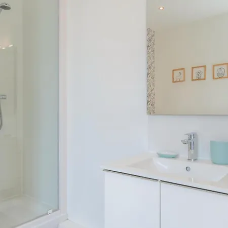 4 Bedroom & 4 Bathroom House Near Parc Barbieux Affittacamere