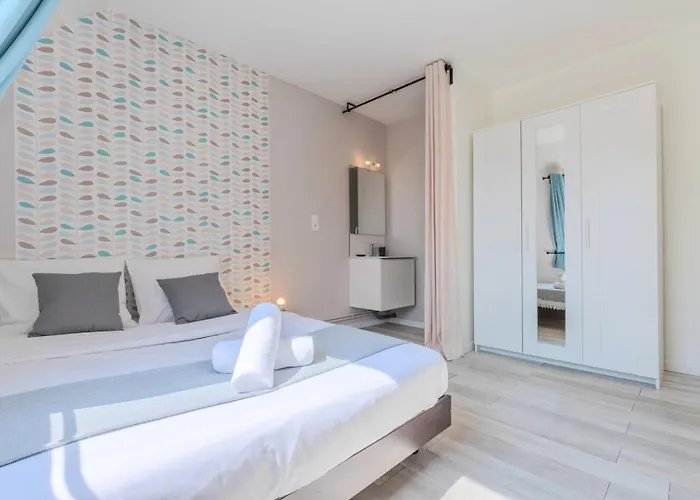 4 Bedroom & 4 Bathroom House Near Parc Barbieux Guest house Roubaix