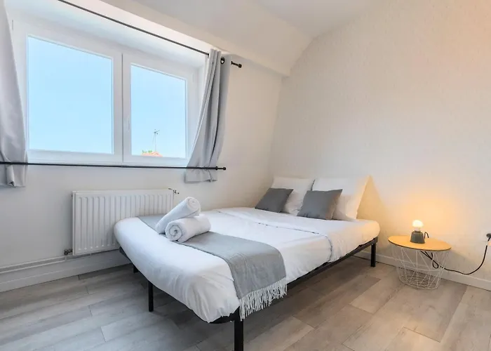 4 Bedroom & 4 Bathroom House Near Parc Barbieux Guest house 2*