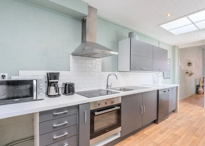 4 Bedroom & 4 Bathroom House Near Parc Barbieux Guest house