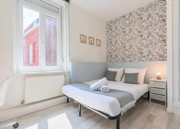 4 Bedroom & 4 Bathroom House Near Parc Barbieux Guest house Roubaix