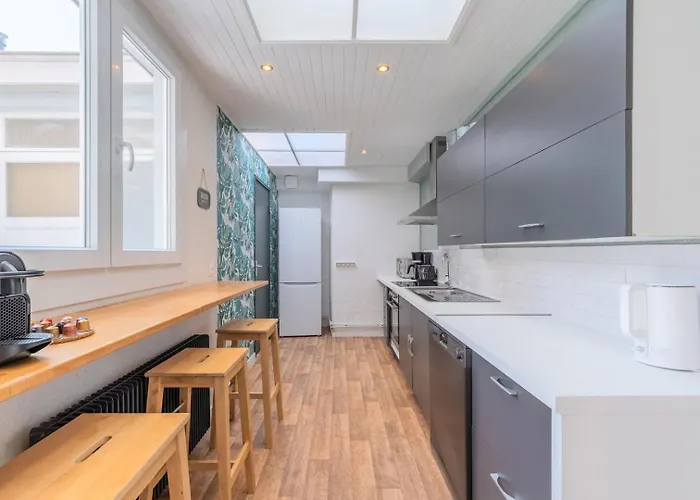 4 Bedroom & 4 Bathroom House Near Parc Barbieux Guest house 2*